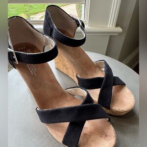 EUC TOMS Women’s Black Canvas Strappy sandals 9.5